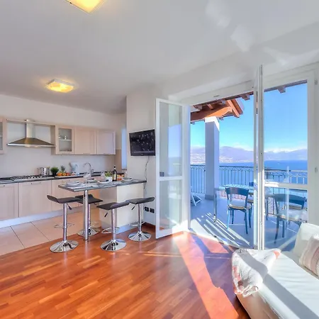 Penthouse The Magnifique View - Happy Apartment Stresa