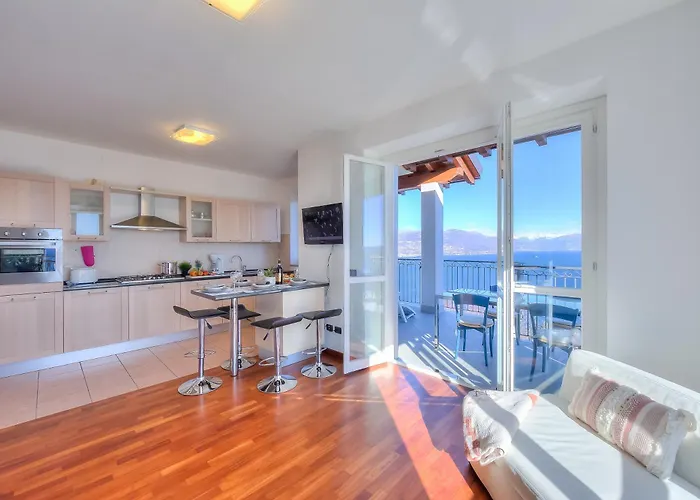 Penthouse The Magnifique View - Happy Апартаменты Стреза